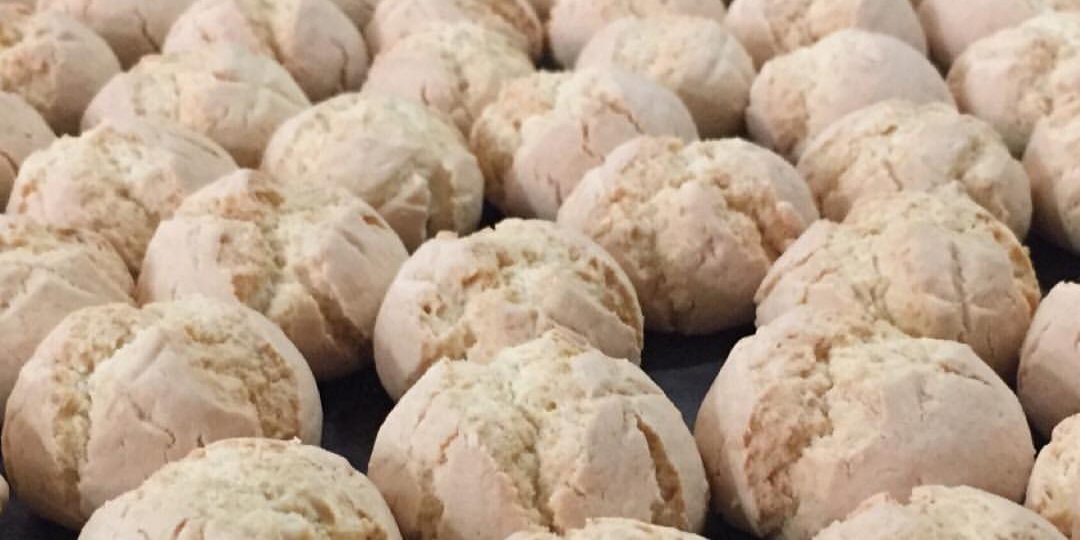 Bolachas de côco macias com açúcar cristal polvilhado