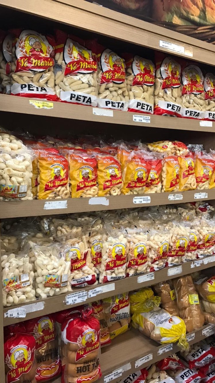 Variedade de biscoitos doces e salgados artesanais em bandeja